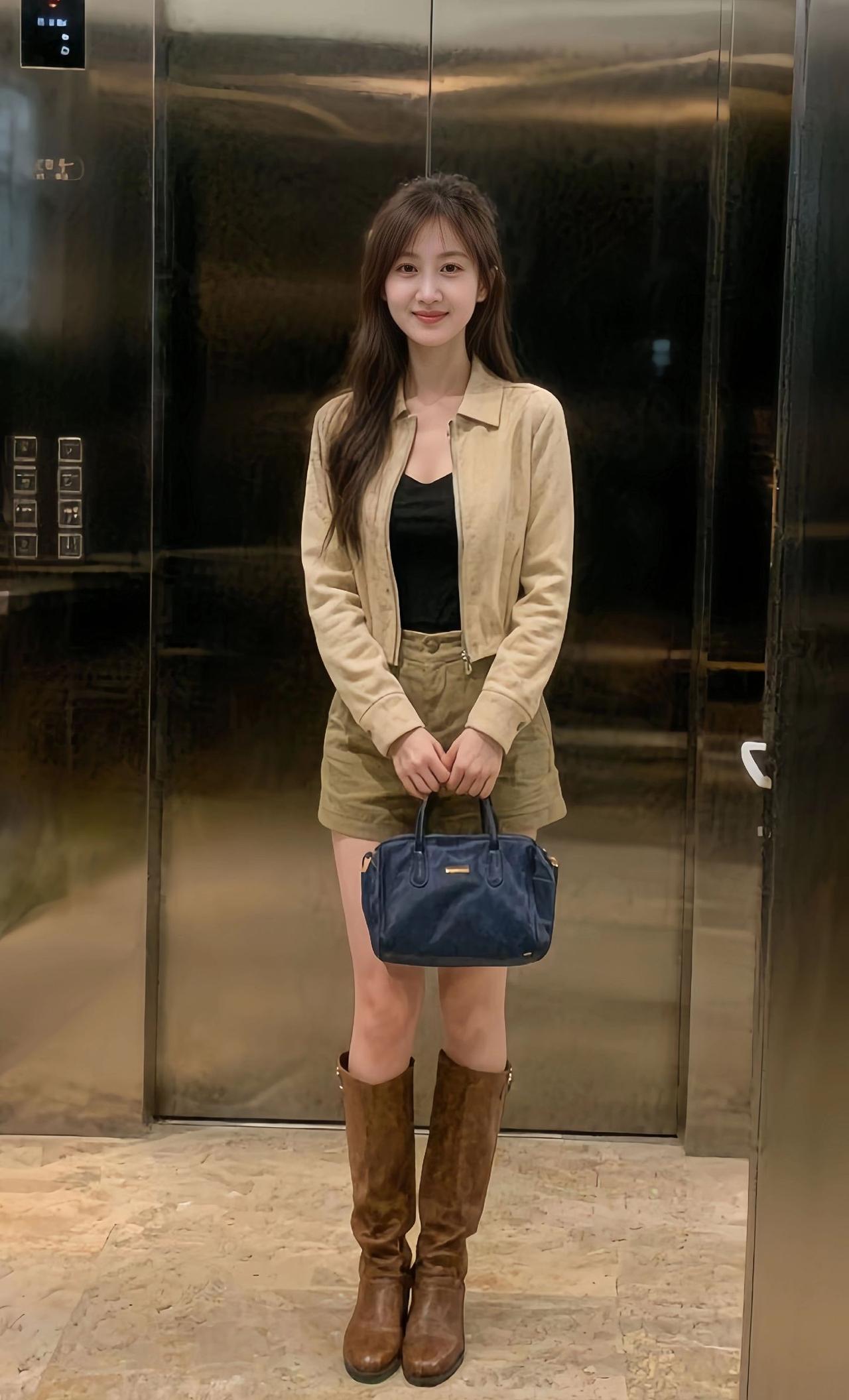 米色外套+黑色内搭+卡其色短裤+棕色靴子，简约又时髦！