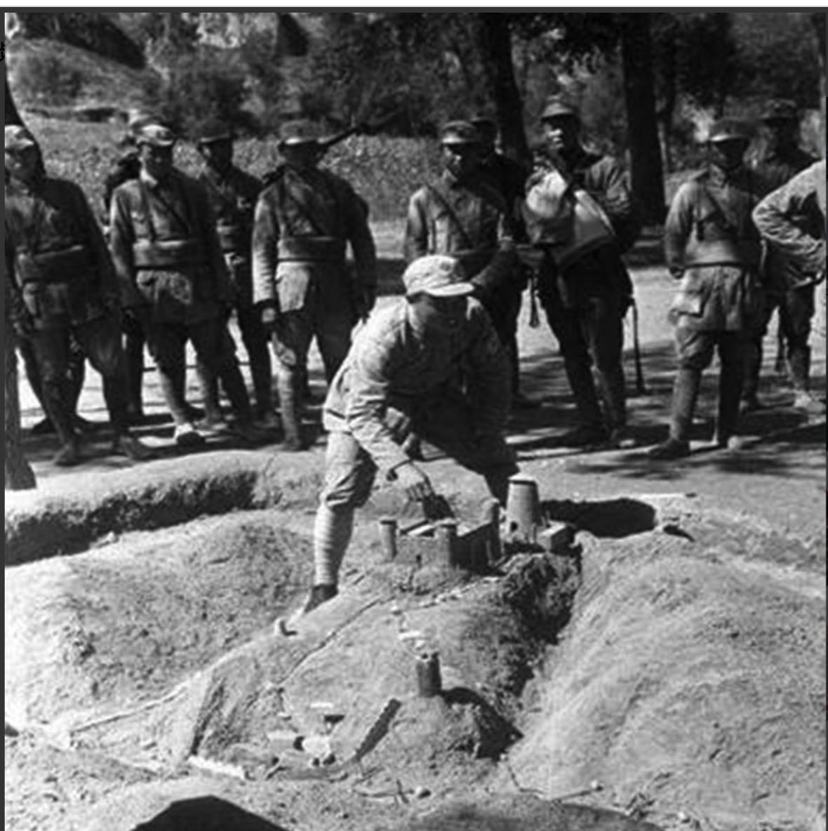 1943年，侦察员伪装成粪农，马路“拾粪”，活捉伪军小队长，一枪未放，拔除伪军据