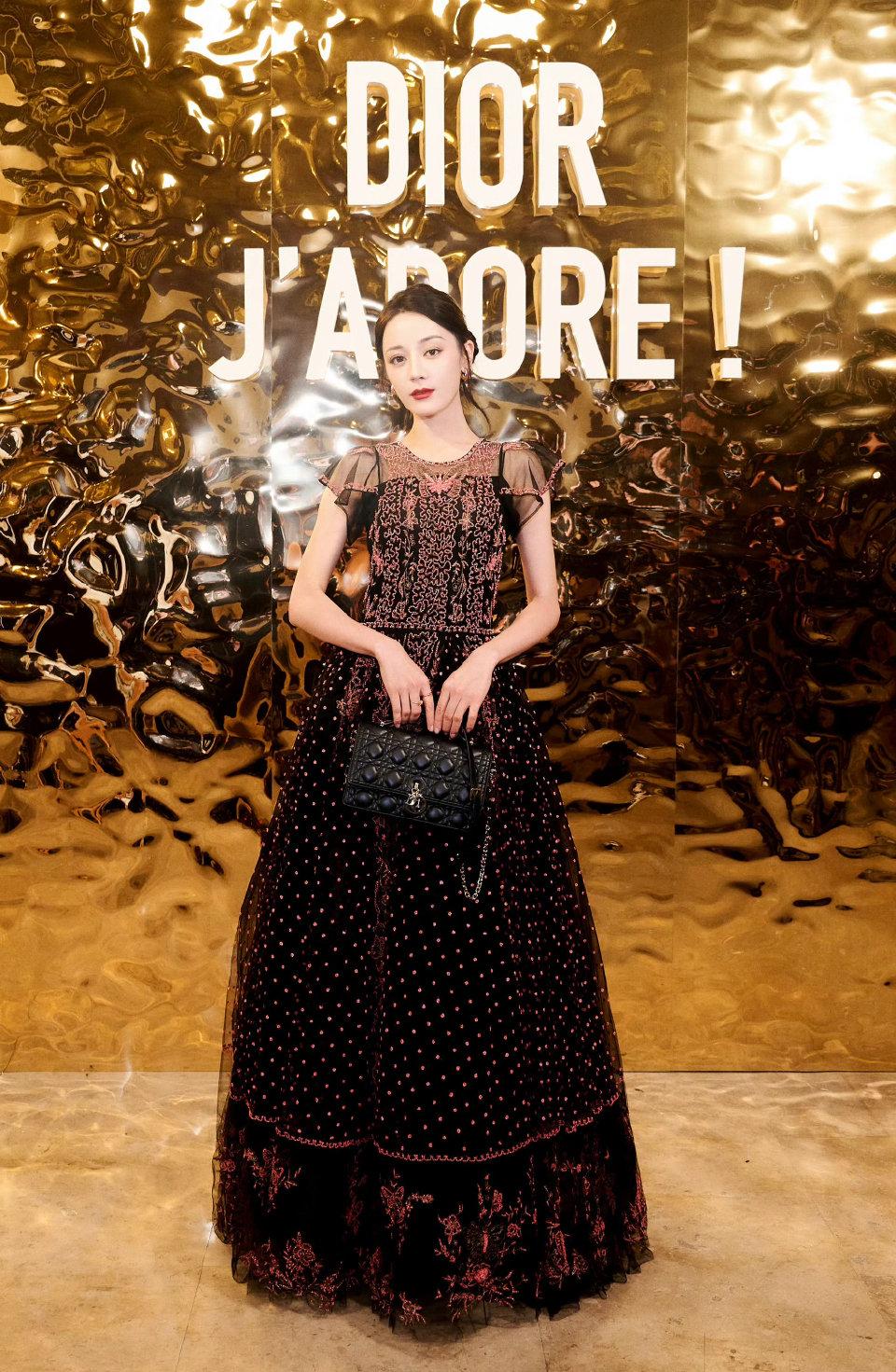 迪丽热巴滞留迪拜，真是细思极恐。本来是要出发去看秀的，但是团队居然选择在迪拜转