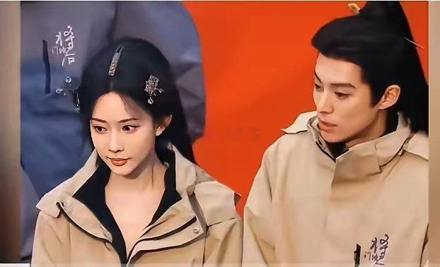 王鹤棣《将门毒后》开机仪式上，不知是刻意避嫌，或是熟人局熟透了，二人默默焚香祈福