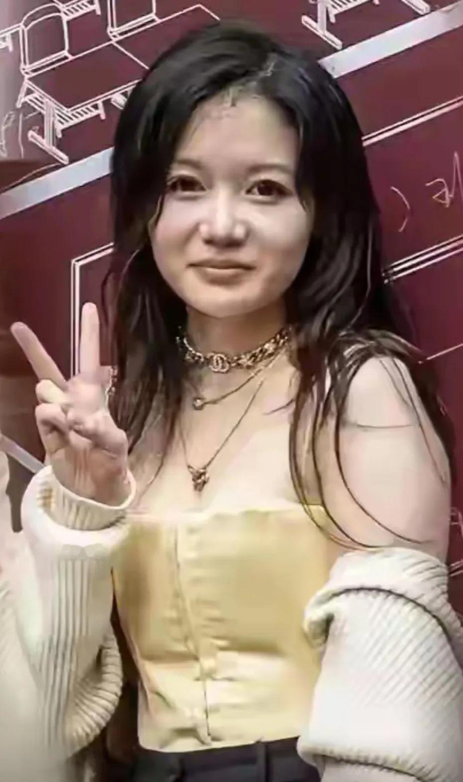 作为医学博士的董小姐，私下里的穿搭还是很时尚的，很放得开，在那种公开场合，她穿了