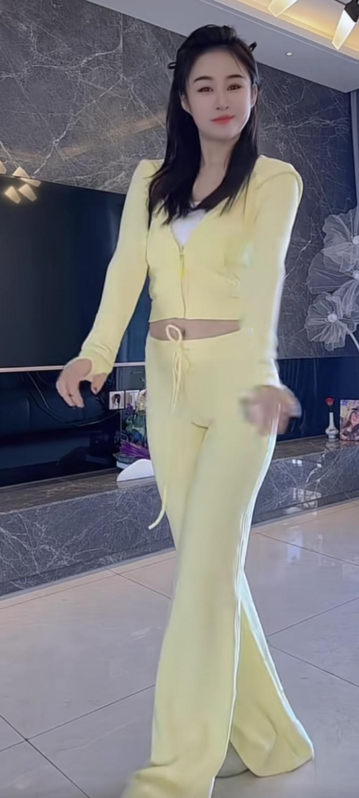 晒图笔记大赛坐在檐下听动静，耳朵是清闲的。麻雀在篱落间啄食落果，偶尔有谷雨过后的