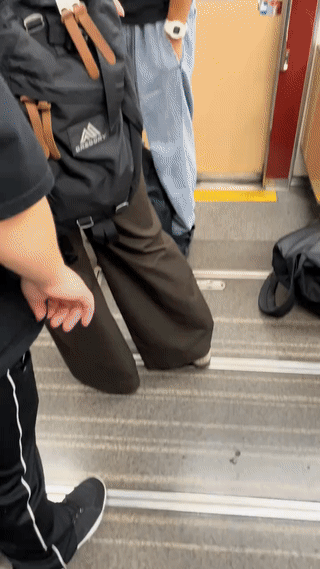 日本地铁上，有一名黑人男子竟然一个人霸占了一个地铁座位？并且还躺在上面呼呼大睡