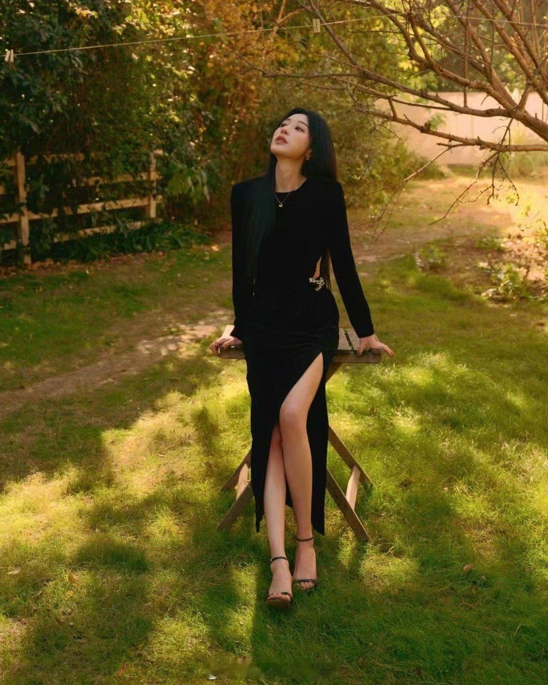张俪森林里的黑天鹅光影透过枝叶，洒在她身上的黑裙。张俪仿佛化身森林的精灵，黑