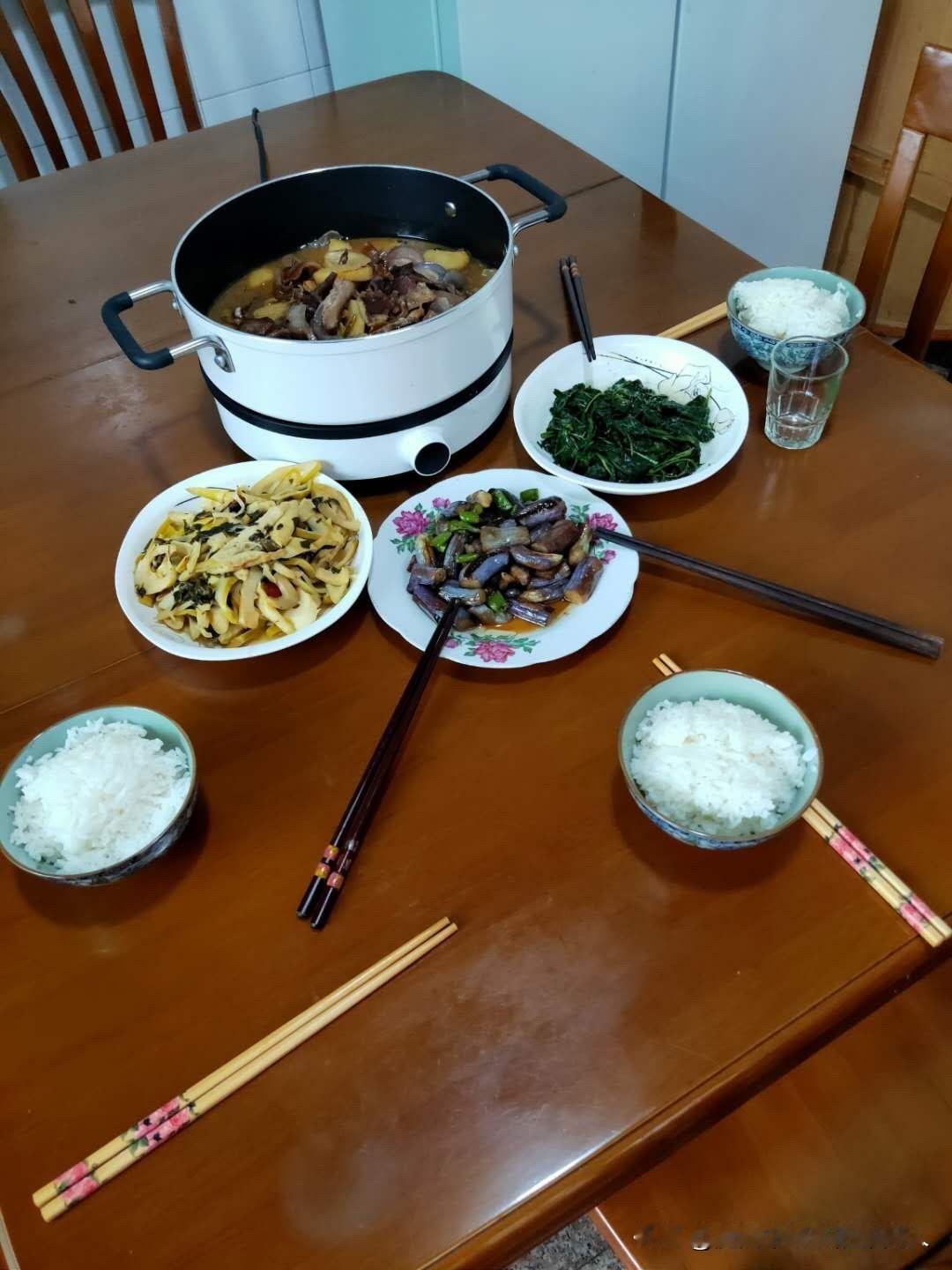 儿媳妇和我们一起住了小半年，我就纳闷，搞不懂，我们家碗柜、筷子筒都是公用的，我和