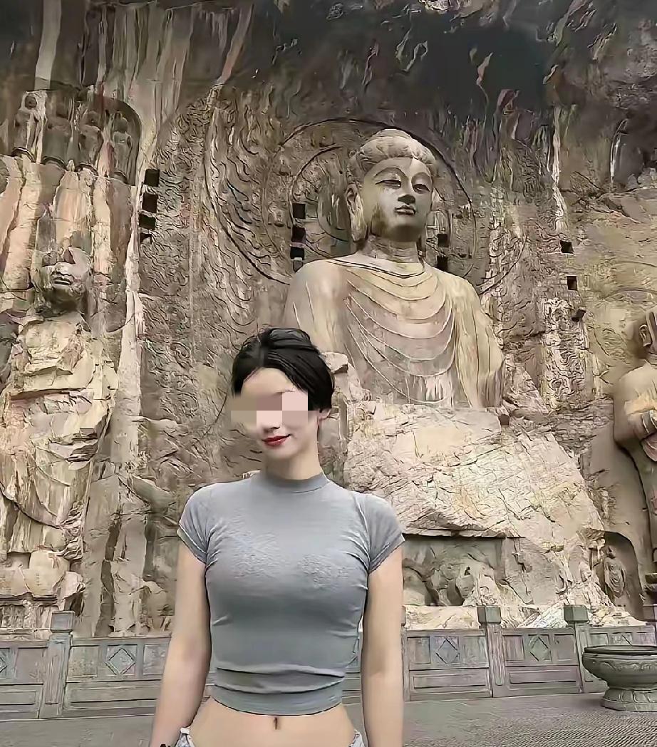 说实话，就这样的女人天天在佛面前晃荡，久而久之，哪个佛都经受不住考验。