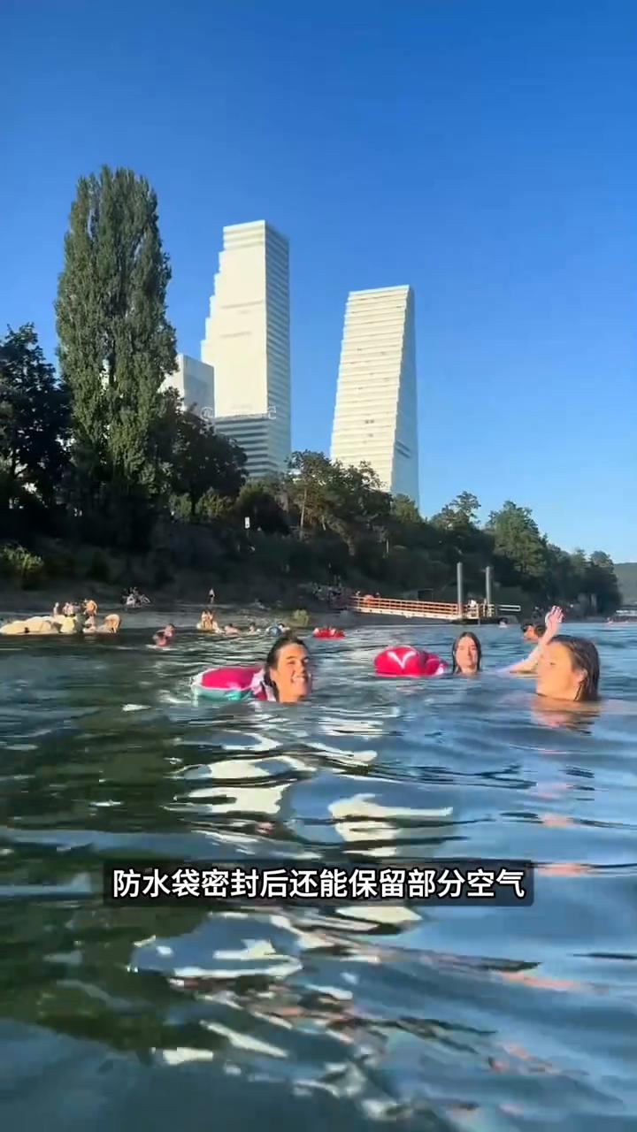 瑞士另类通勤。有人问：为什么瑞士人下班后宁愿跳进河里也不愿意开车回家？在瑞士博