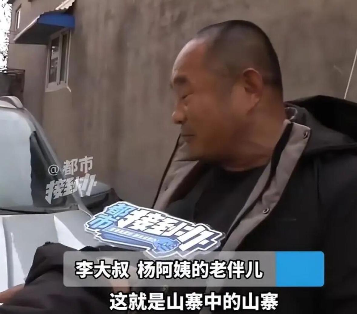 浙江一个45岁的保安，买了辆叫“威龙皮卡”的老头乐；湖北一个59岁的老人，买了辆