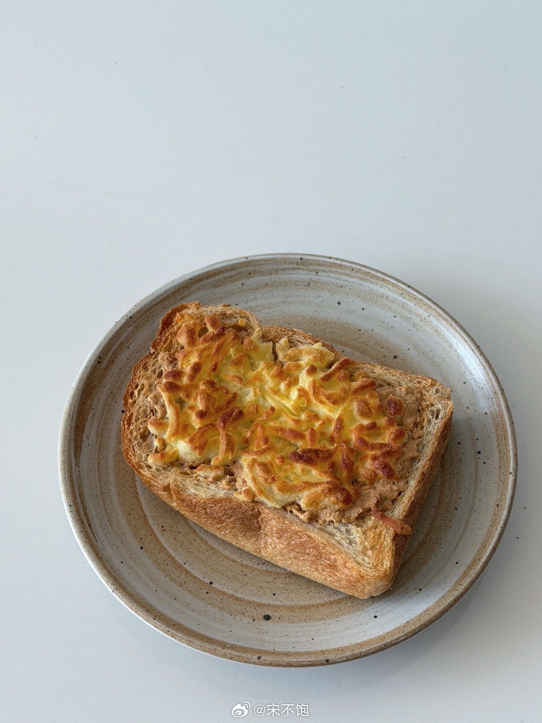 小孩哥说想吃花生云朵吐司，这我可太会了，吐司涂上花生酱，撒点马苏里拉芝士，空气炸