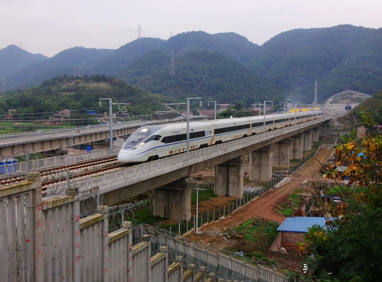 成渝高铁开通已经整整十年了，这条高铁是四川盆地第一条设计时速达到350公里的高速