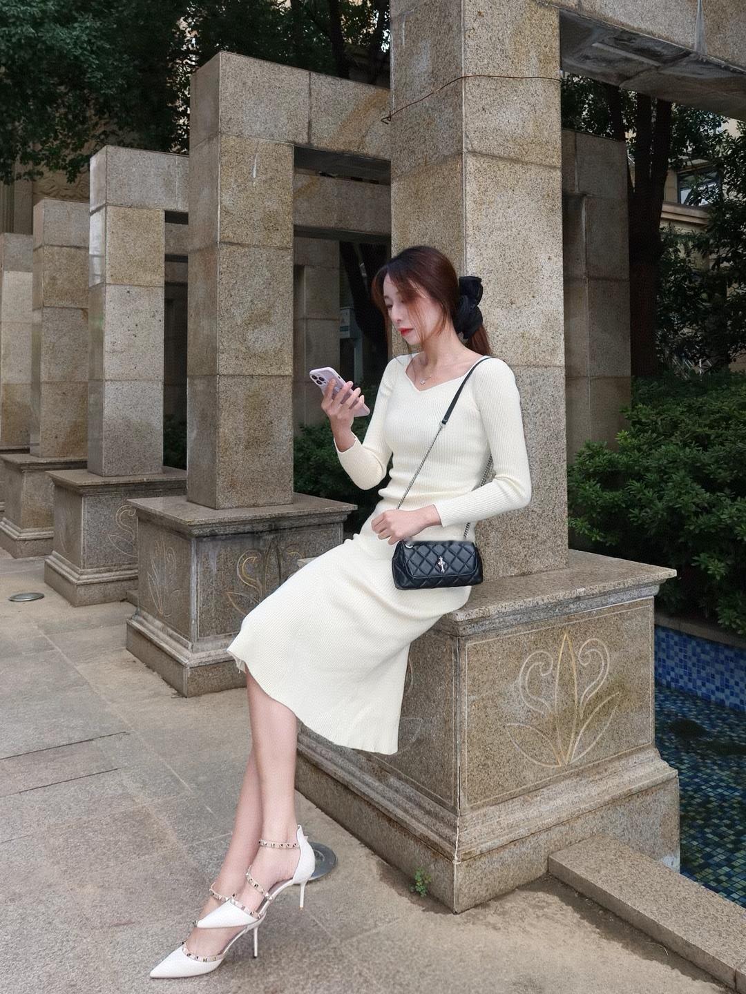 优雅都市风，浅黄色连衣裙搭配高跟鞋，享受悠闲时光。