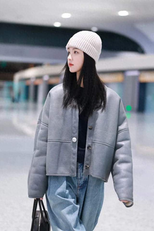 陈都灵低调现身机场, 清冷系穿搭干净雅致, 书卷气质藏着小惊喜