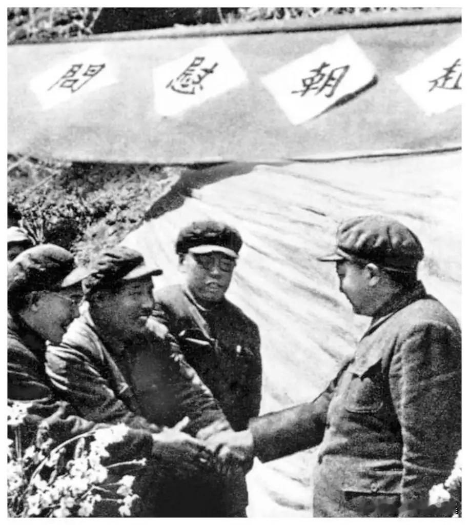 1951年4月9日，廖承志（左二）为总团长的赴朝鲜慰问团，到前线慰问志愿军时受到