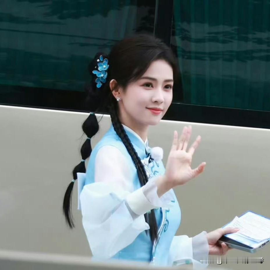 白鹿常州路透来了，温婉大方，仿佛是端庄优雅的古代世家贵州嫡女！太美了！白鹿今日