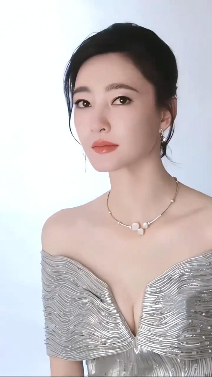 王丽坤美丽动人[赞][赞]娱乐性感好身材秀秀来