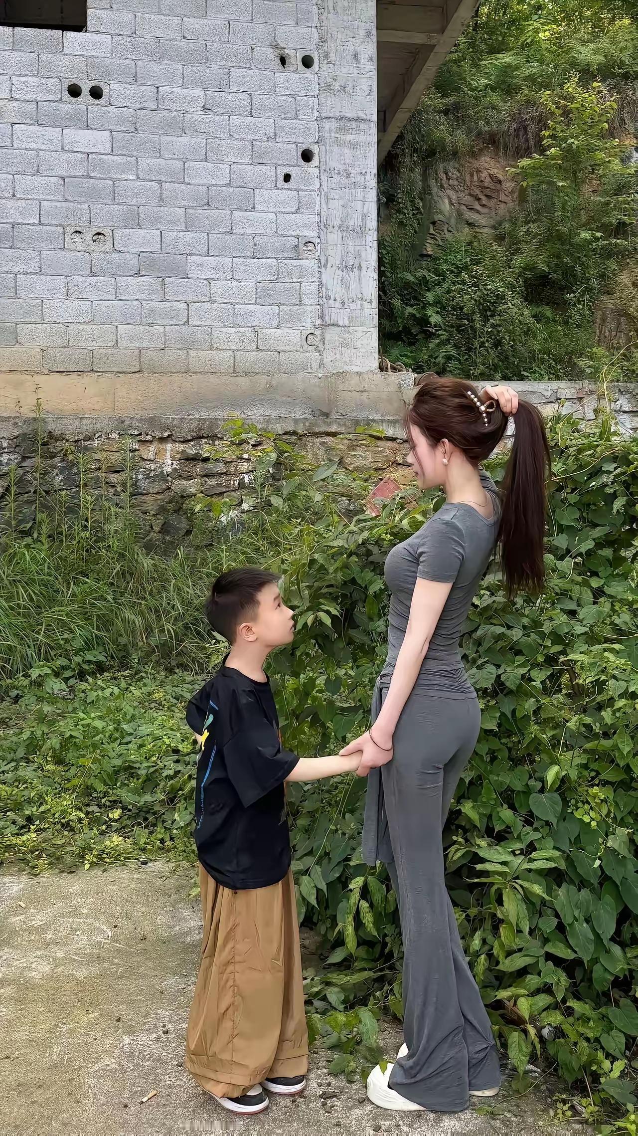 象这种带儿子的女人除了家庭条件不好的光棍男人要，条件好一点的男人是不会要的，你想