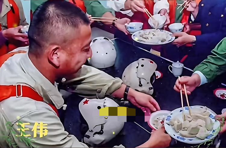 2001年春节期间王伟与战友们在一起吃饺子时的一幕。