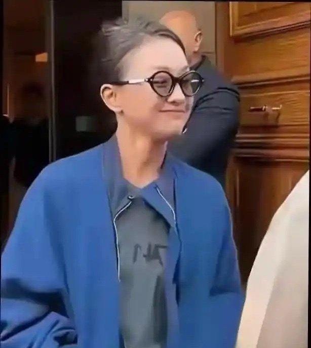 51岁周迅满头华发出街满脸皱纹，不化妆不打扮，就这样出门啦她真不把自己当明星