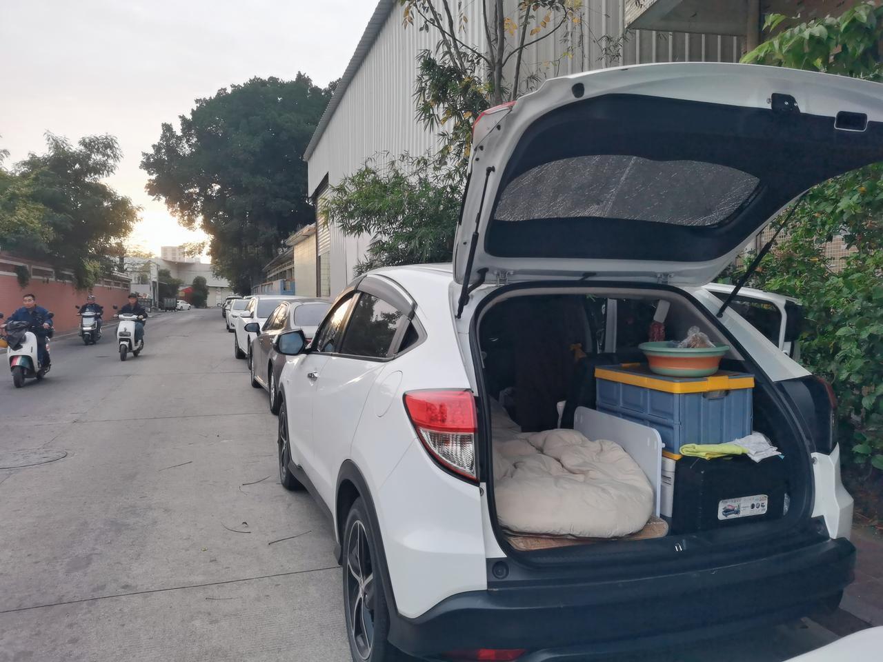 到汕头和车友大哥汇合，他在老城区的居民区里住了好几天了。这老小区的车位真是