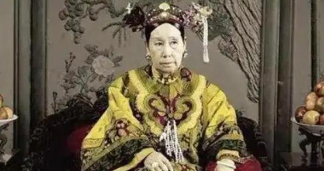 1901年，慈禧为了取悦洋人，命令军机处大臣赵舒翘自杀。上午八点，赵舒翘接连吃了