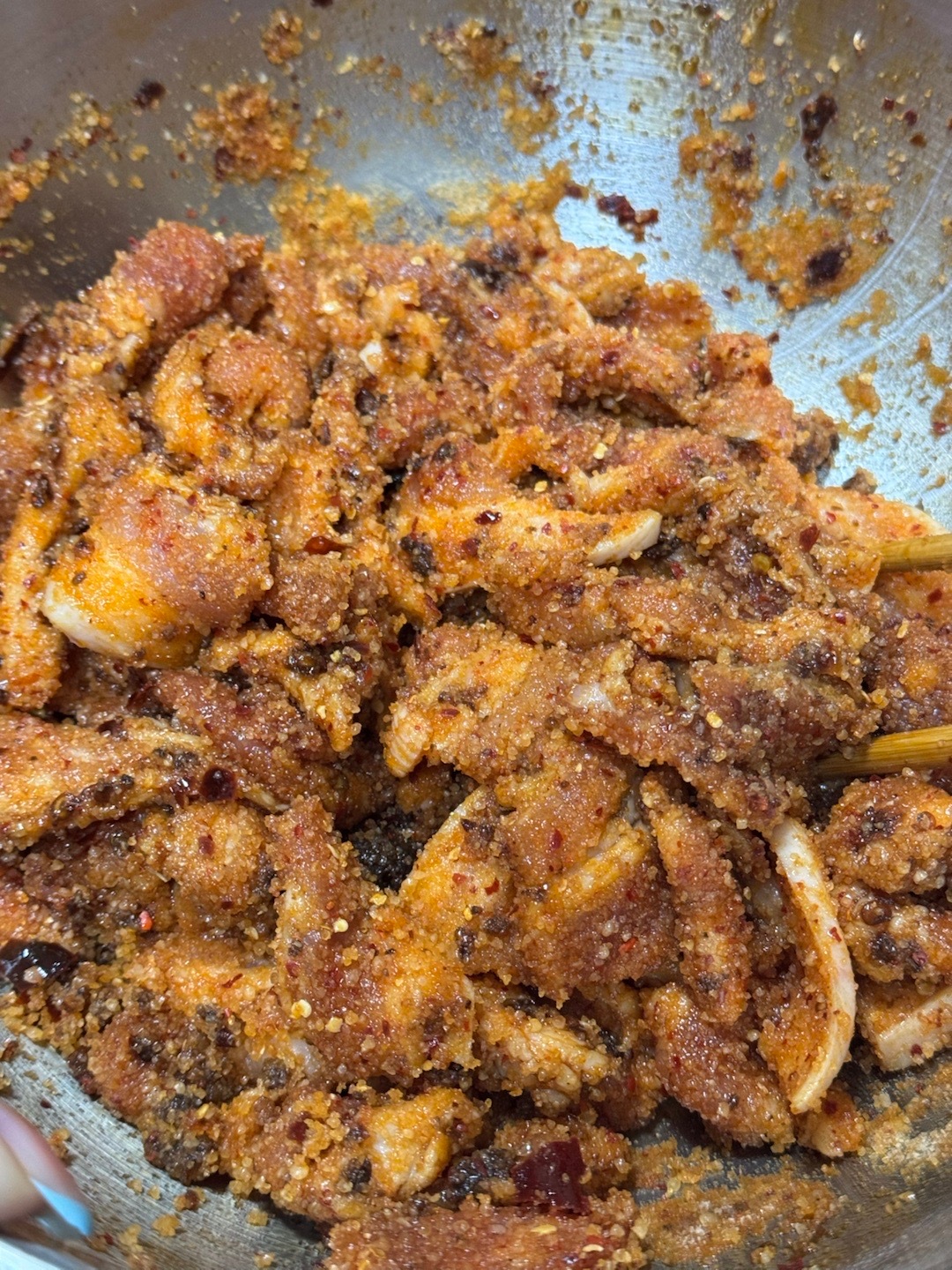 粉蒸肉腌制中，切一片完整的五花肉是个力气活​​​