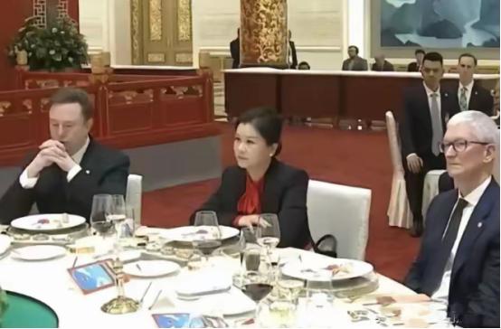 全网都在问！昨晚国宴上，坐在马斯克和库克中间的中国女人到底是谁？她不是什么互联网