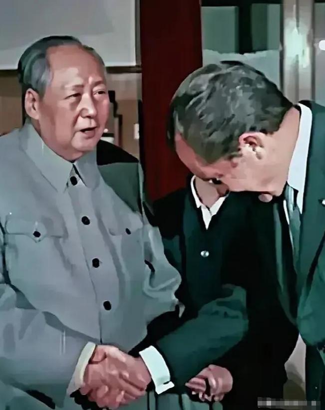 不少美国人曾批评尼克松低头，认为他向中国示弱，没想到尼克松一句话，让对方哑口无言