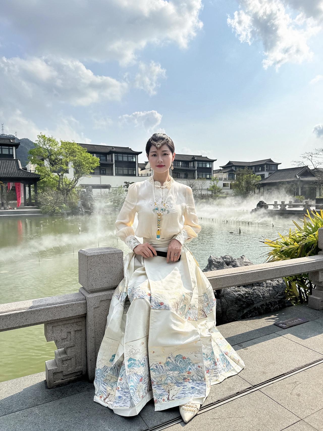 与谁同坐，秋山，秋色，我穿搭搭配古风汉服传承文化江南园林