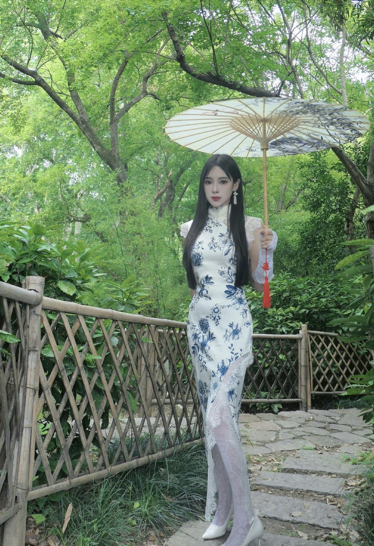 模特小姐姐周周，身高176cm青花瓷旗袍配白色丝袜江南竹韵拍写真回头率200