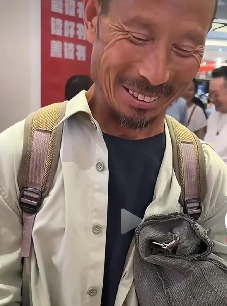 今天的感动是这位大叔给的。起因是他来到陈行甲的新书发布会，站在会场的旁边驻足观