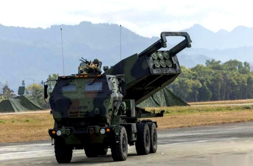 我有时候真的看不懂有些操作。把最擅长“打了就跑”的海马斯，直接怼到一个巴掌大的