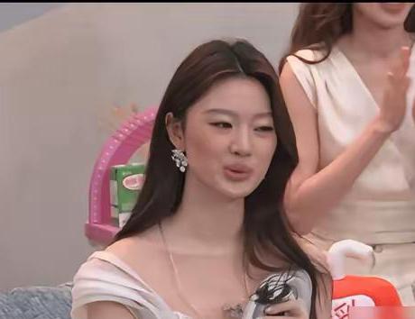 “超绝腰臀比”单依纯说出这句话，我不知道她想表达什么意思？美国歌手Grace出