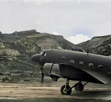 1945年，延安的美军观察组，注意到机场上一直停着一架飞机，便问八路军：“这飞机