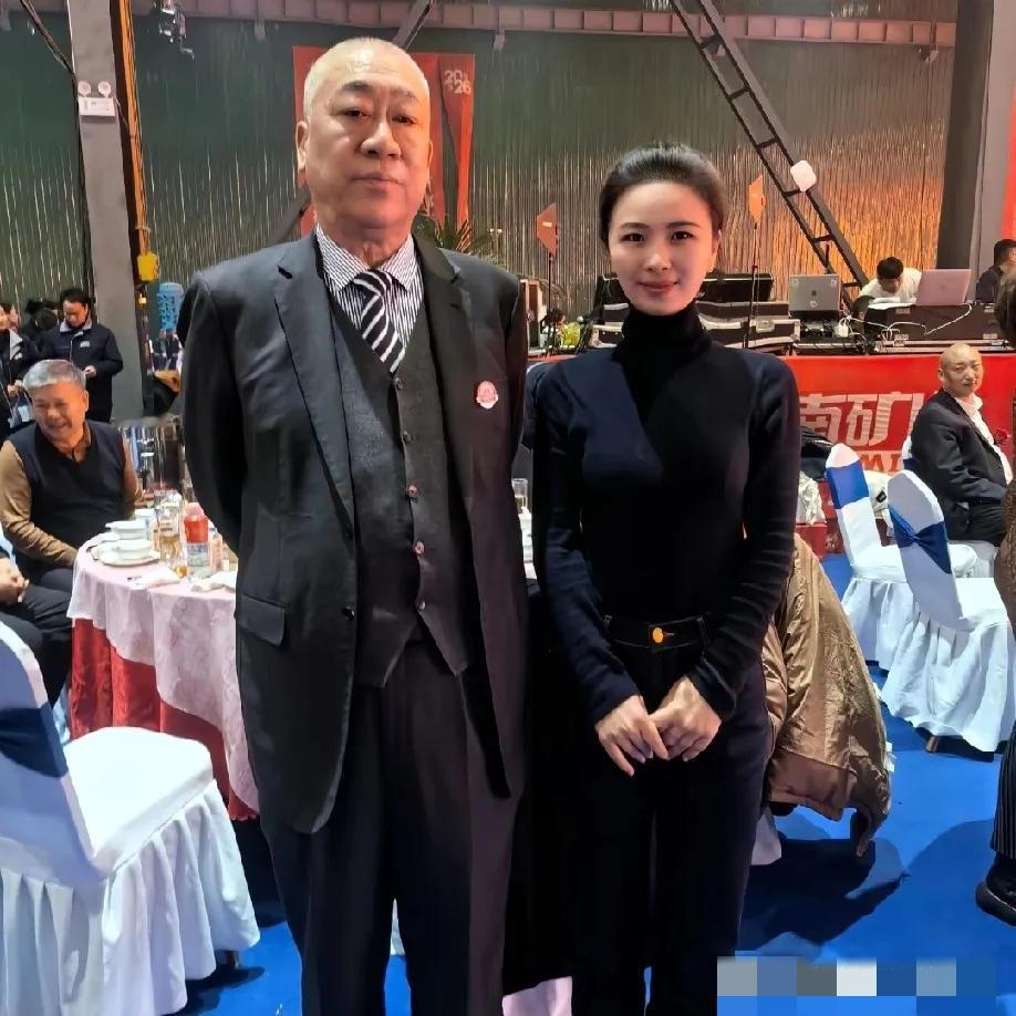 去河南新乡出差，路上跟出租车司机聊起崔培军。我问：矿山工资是不是特别高？