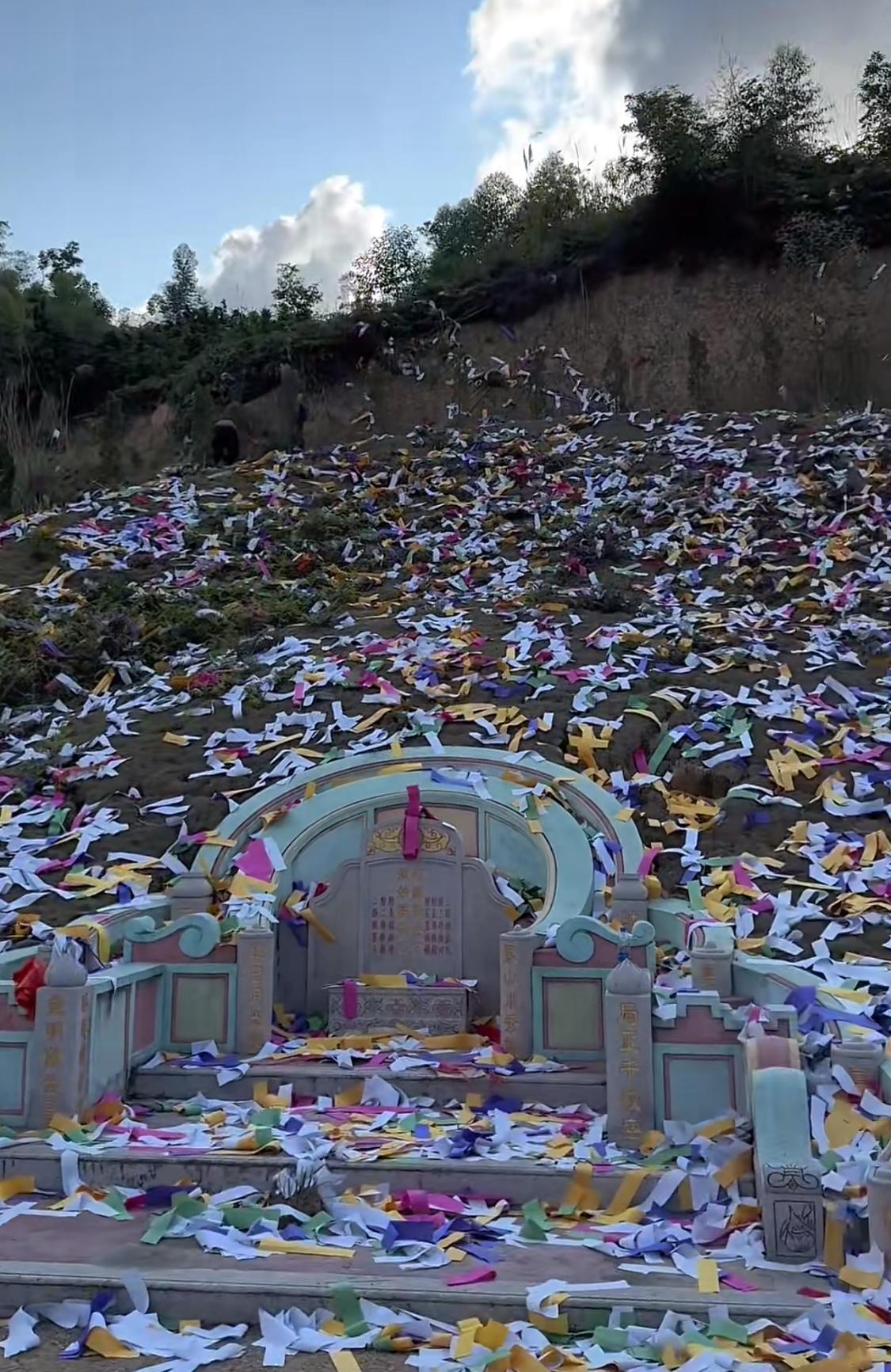 清明扫墓仪式流程如下1、修整墓地、除草、清理杂物、修整坟头、插清明花、挂纸钱