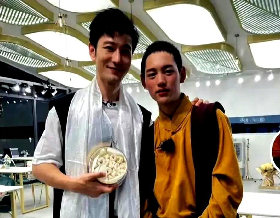 当年去拍丁真的摄影师，原本打算拍的是丁真的弟弟平措尼玛，但是当时弟弟不在，刚好拍
