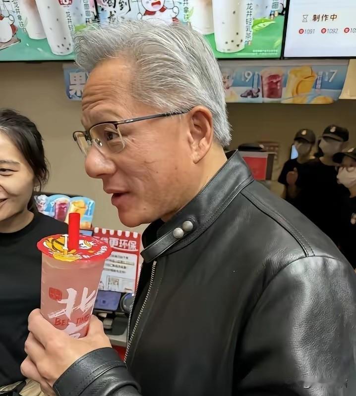 一碗炸酱面，一瓶蜜雪冰城。身价近2000亿美元的英伟达CEO黄仁勋，就这么在北京