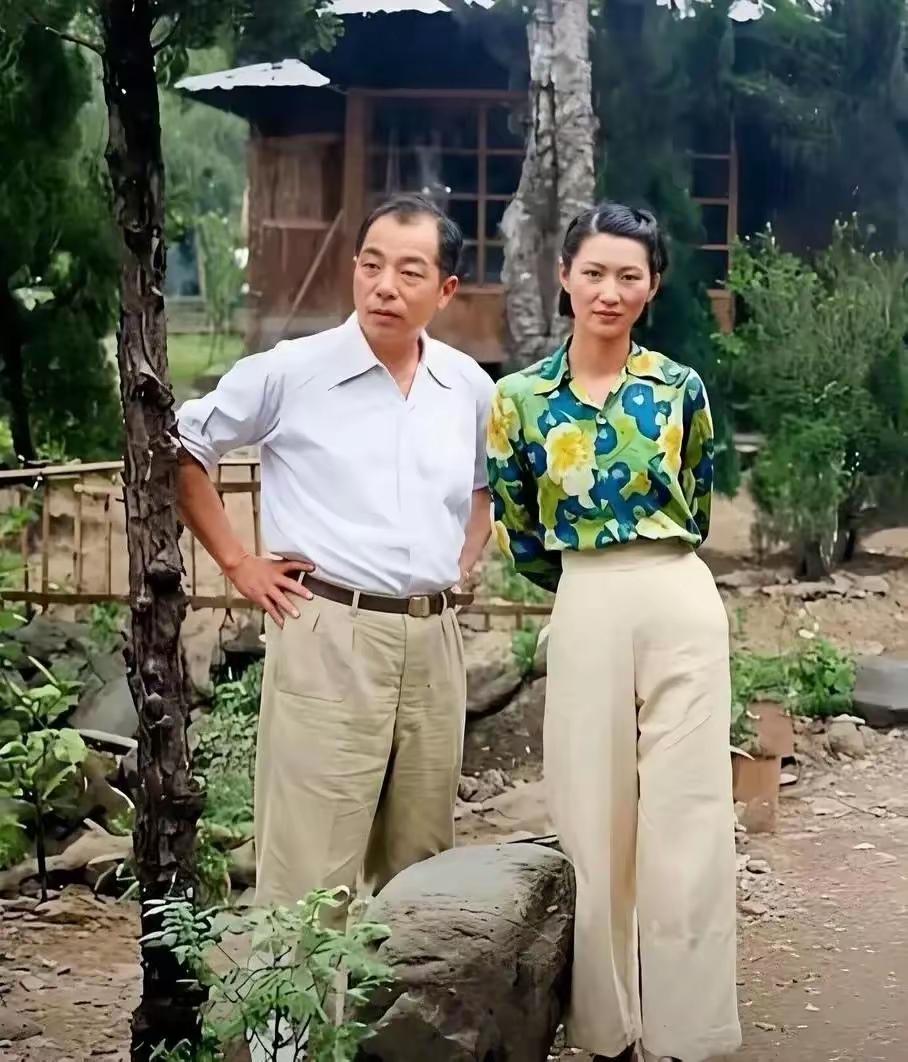 照片中的人物是张学良与赵一荻，在被囚禁时，两人在所居住的小院拍摄的一张合影。猛