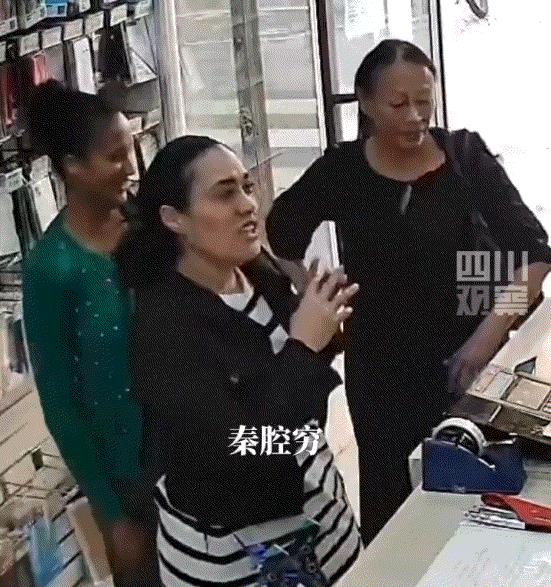 中国小伙在意大利开店，期间一群外国人进店，小伙本以为是生意上门了，不料其中一人竟