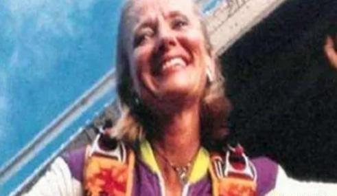 1999年，美国一名金融女高管在4400米高空跳伞时，突然发现自己的伞包打不开了