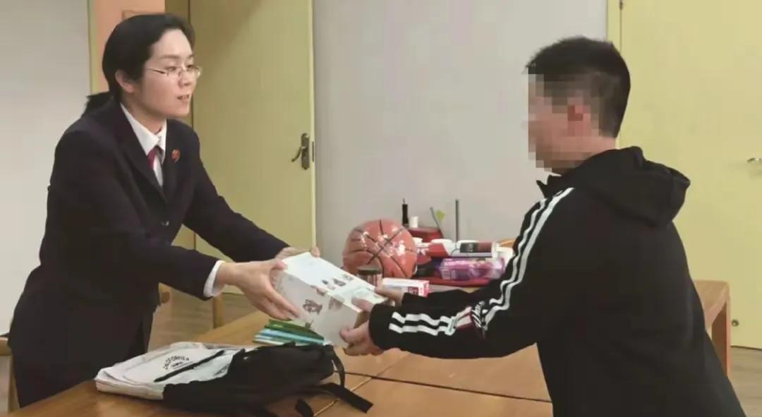 在金钱面前，亲情弱爆了！2023年5月28日，光明网报道了一则发生在贵州