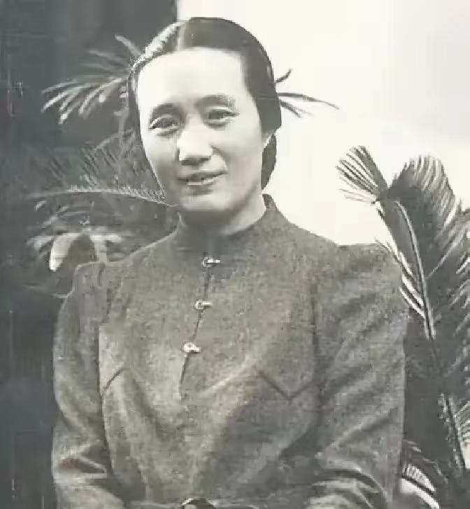 1942年，马尼拉传奇女商人董竹君爱上已婚华侨陈清泉。原配找上门，一句灵魂拷问让
