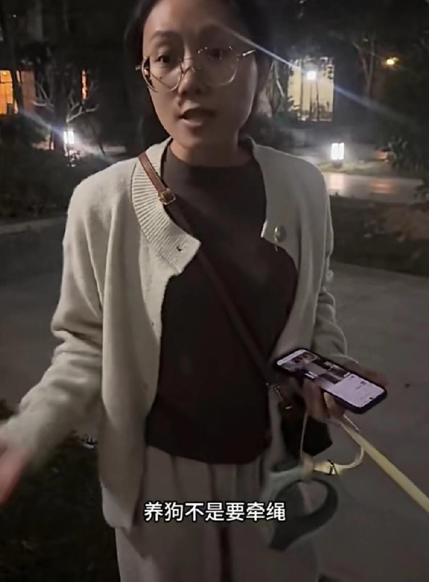 “养狗不是要牵绳，我养的不是烈性犬，是金毛，它很乖的”……“你要不要牵一下试一