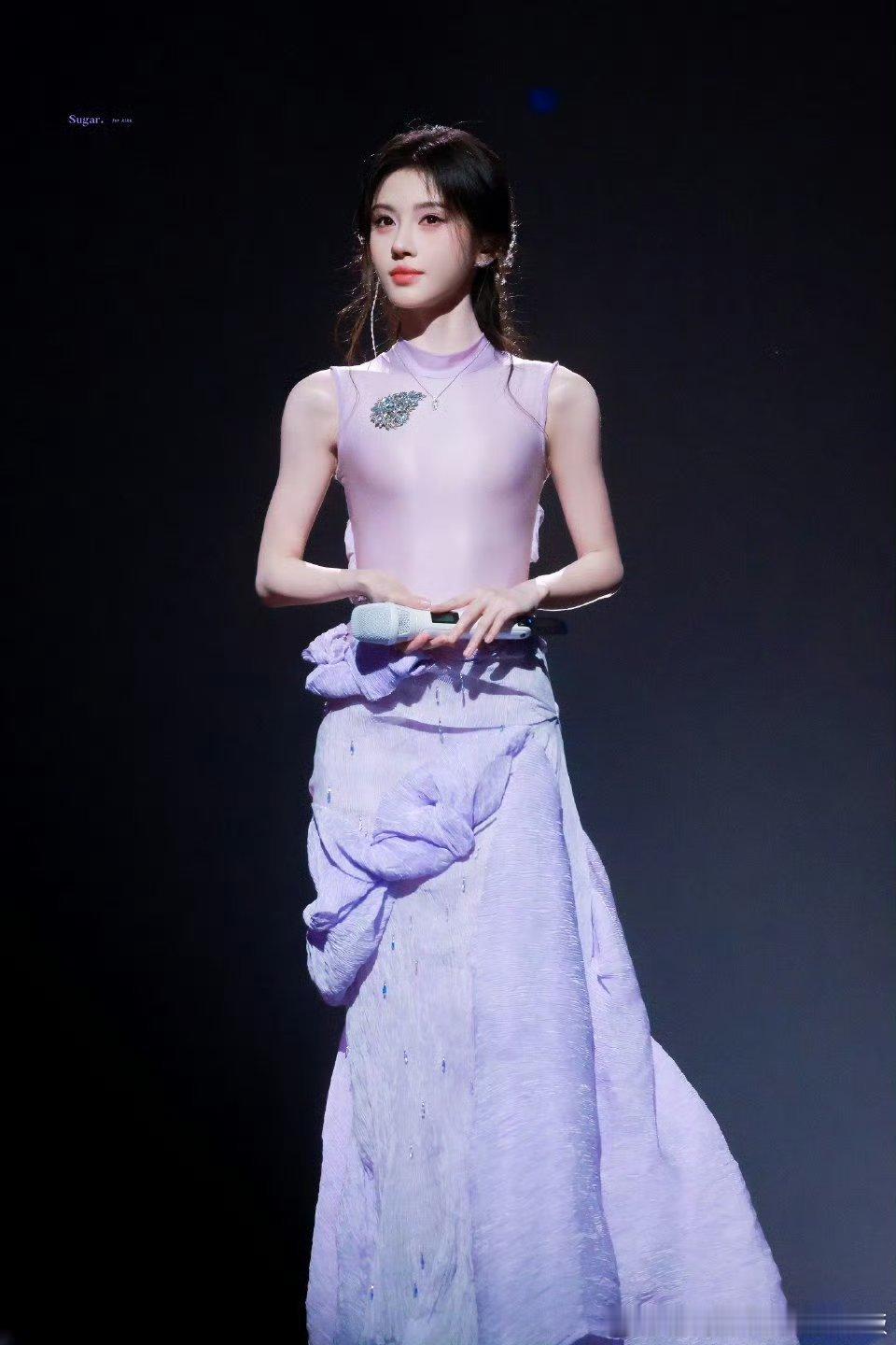 这个鞠婧祎还是太权威了！完全回归爱豆kiku酱的感觉，两个舞台各有各的精彩，今晚