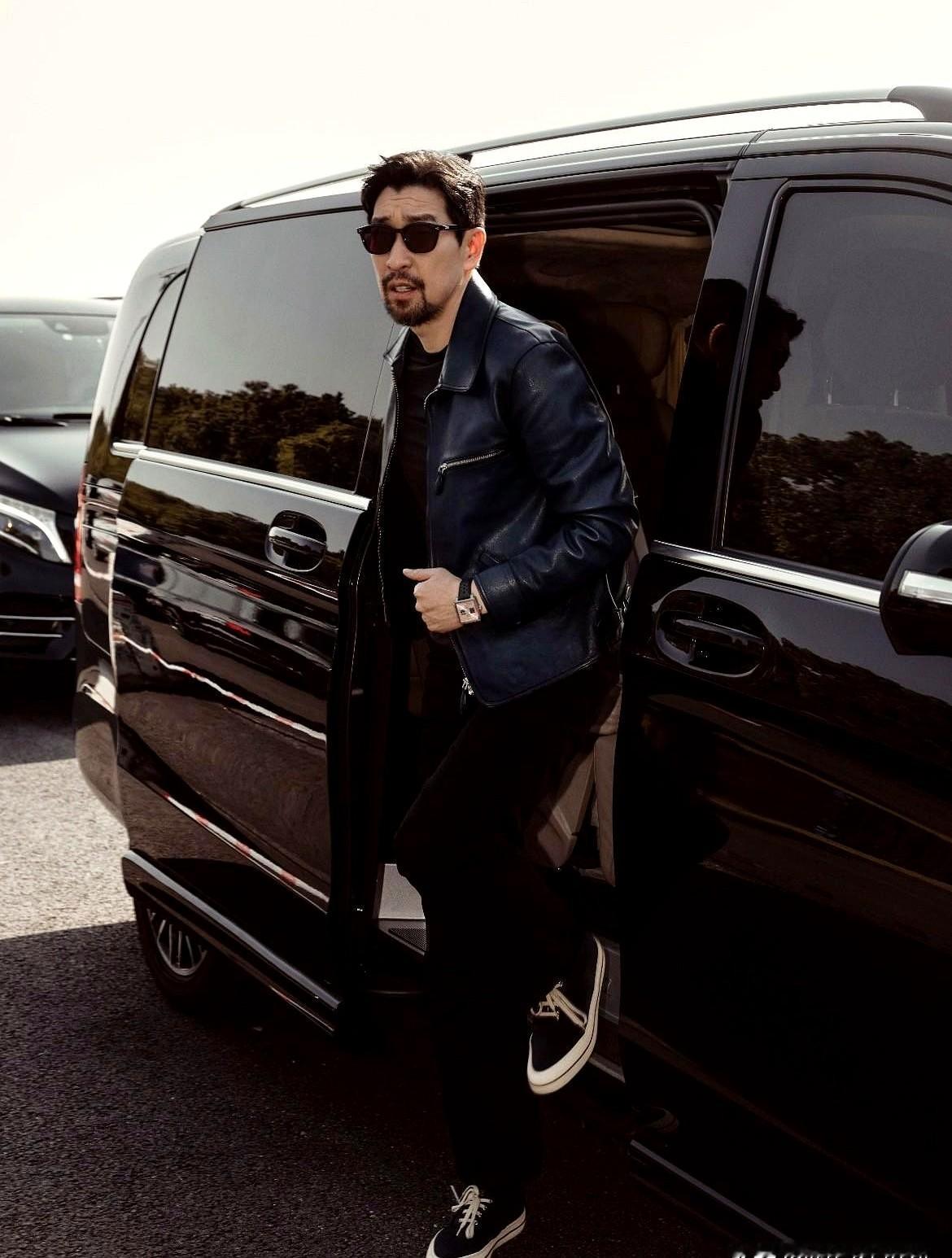 都说男人怕老，但53岁的王千源站在黄景瑜旁边，竟然一点没输。最近上海F1赛场