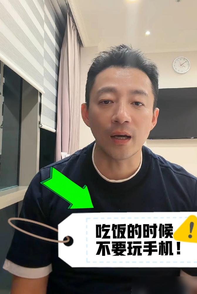 汪小菲这出戏，演砸了，也把平台干沉默了。雨里一跪，直播间那句你到底在搞什么