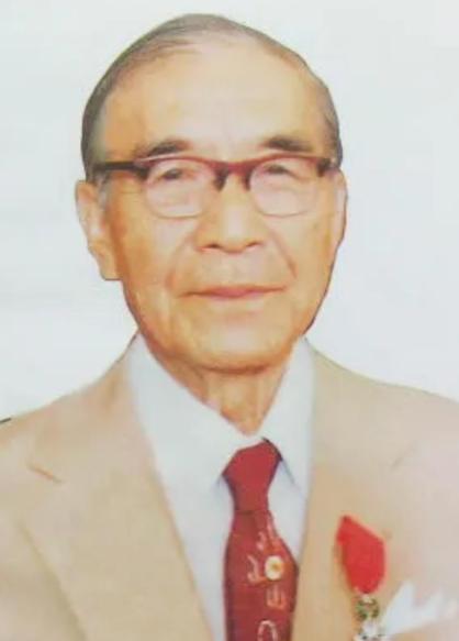 有天，85岁的邝安堃喝迷糊了，把家里23岁的小保姆当成了自己老婆，保姆没有反抗，