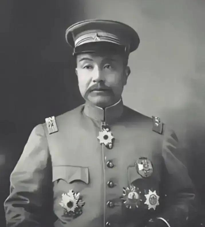 1916年，临死前袁世凯把儿子叫到床前：“你不要送葬，开枪打死穿红衣服的人”，几天后，他又把干儿子段