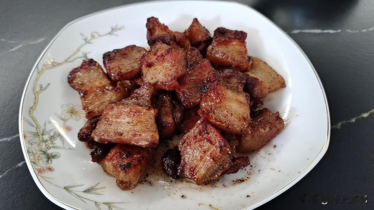 我婆婆和我老公都喜欢吃肥肉，而且吃那种特别肥的五花肉，他们吃五花肉都喜欢爆炒，但