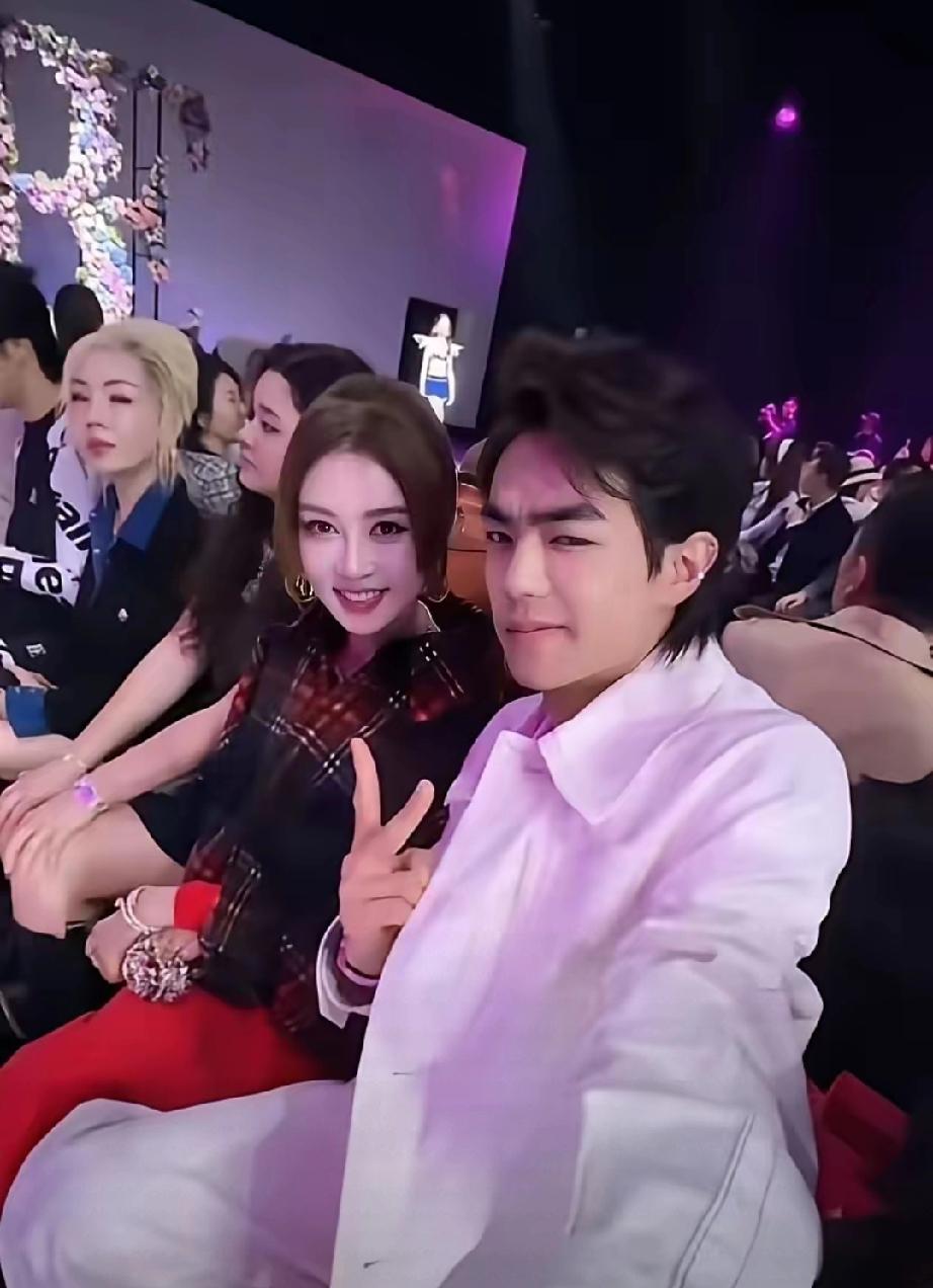 21岁男孩被富婆女友带去时装周，换上西装瞬间惊艳全场！21岁